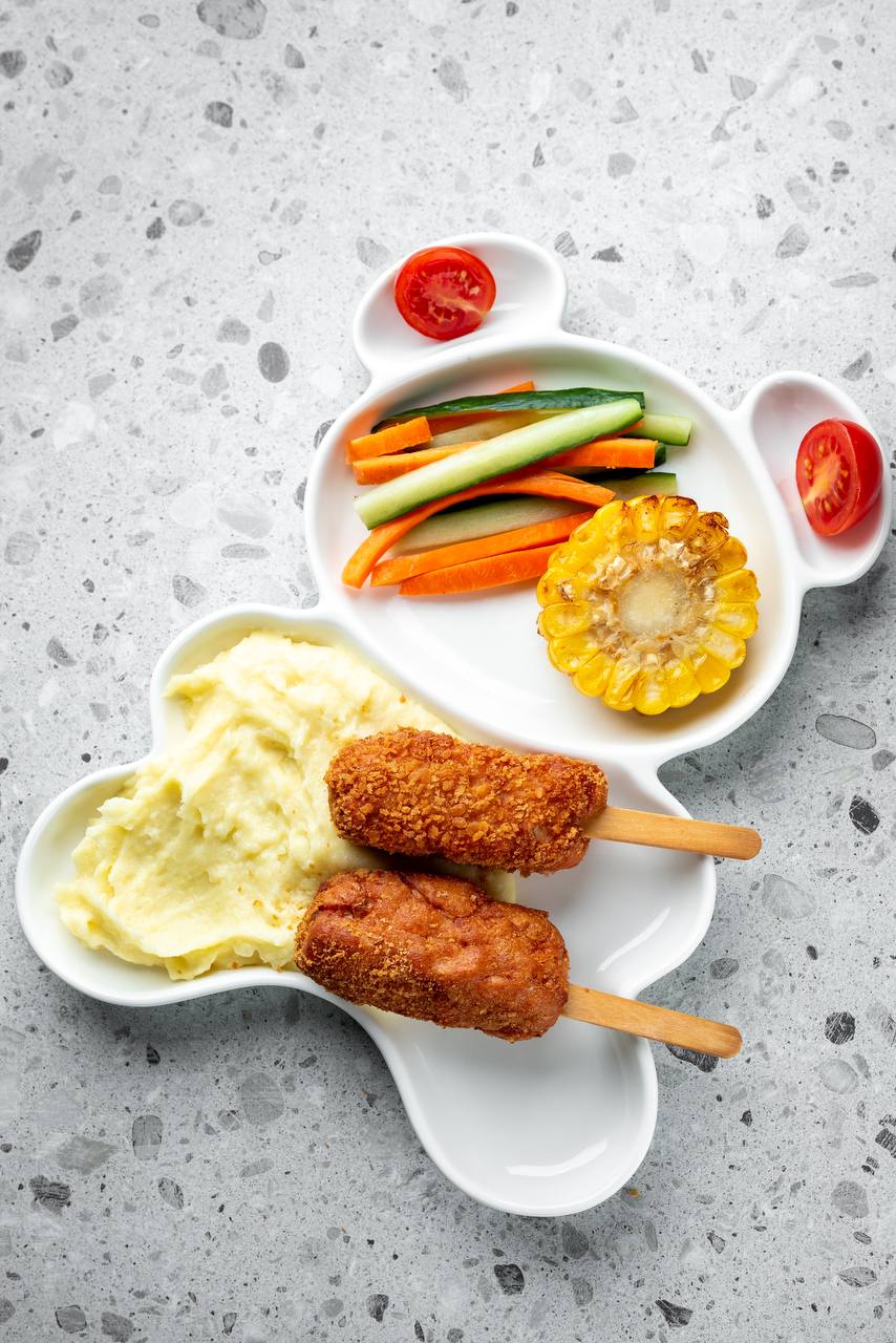 Мишка с эскимо из птицы, пюре и овощными палочками<br>