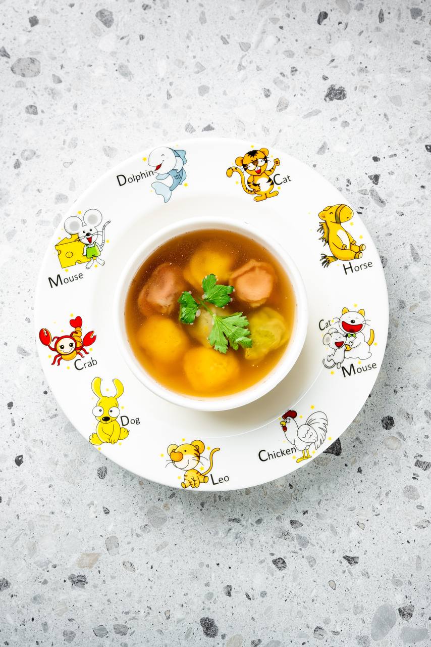 Разноцветные пельмешки с бульоном