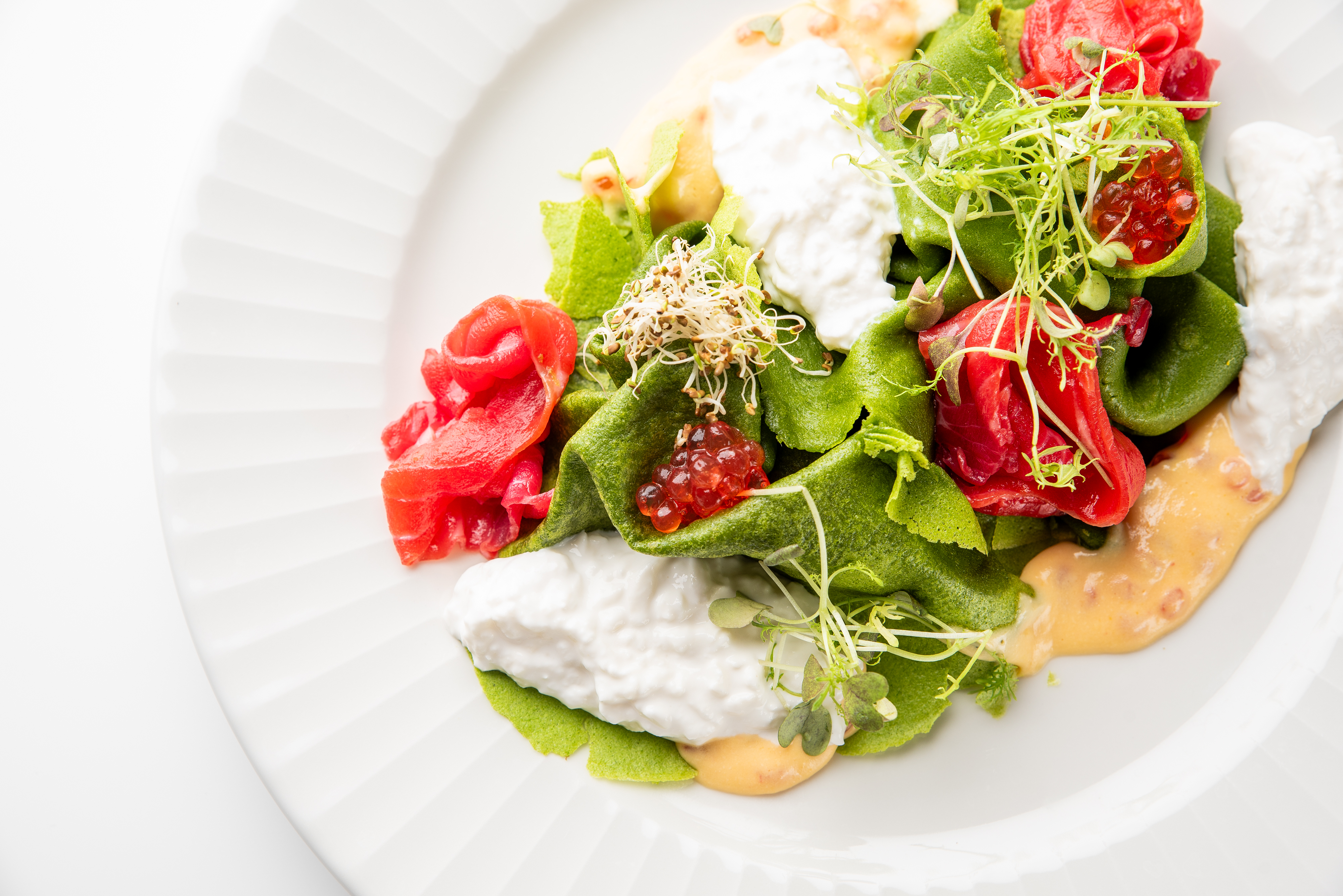 Зеленые блины со страчателлой и лососем