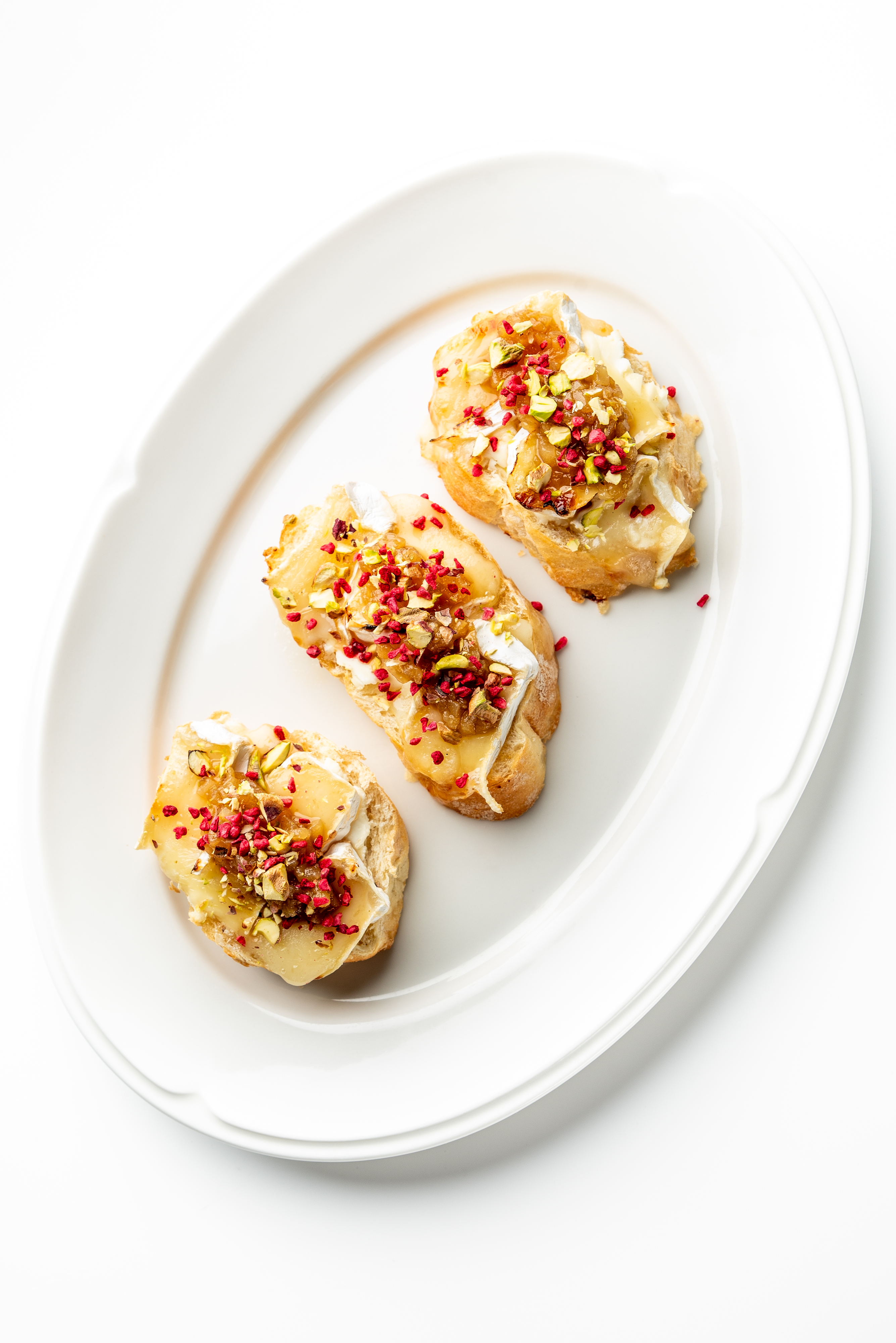 Брускетты с грушей и бри<br>