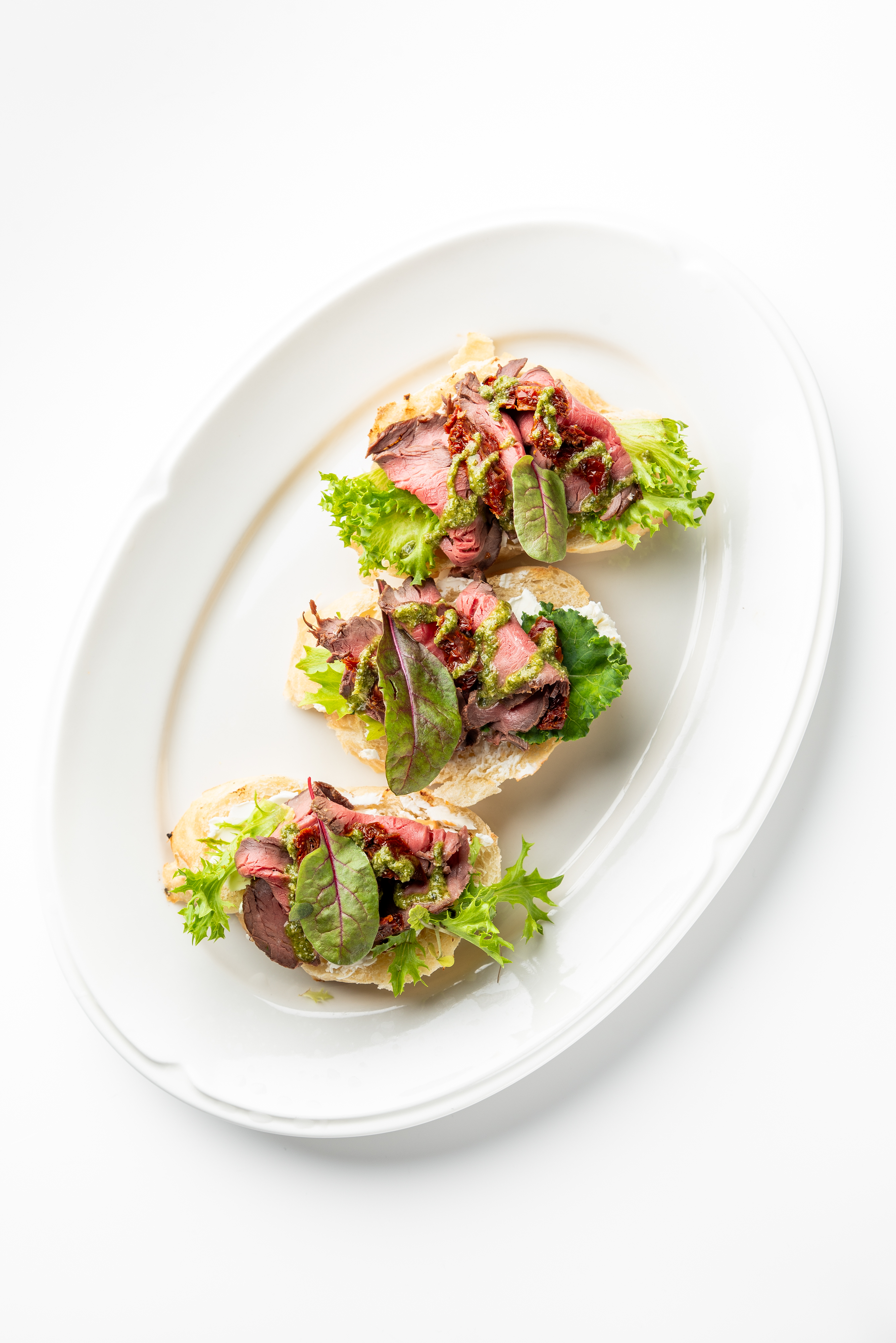 Брускетты с ростбифом и песто 