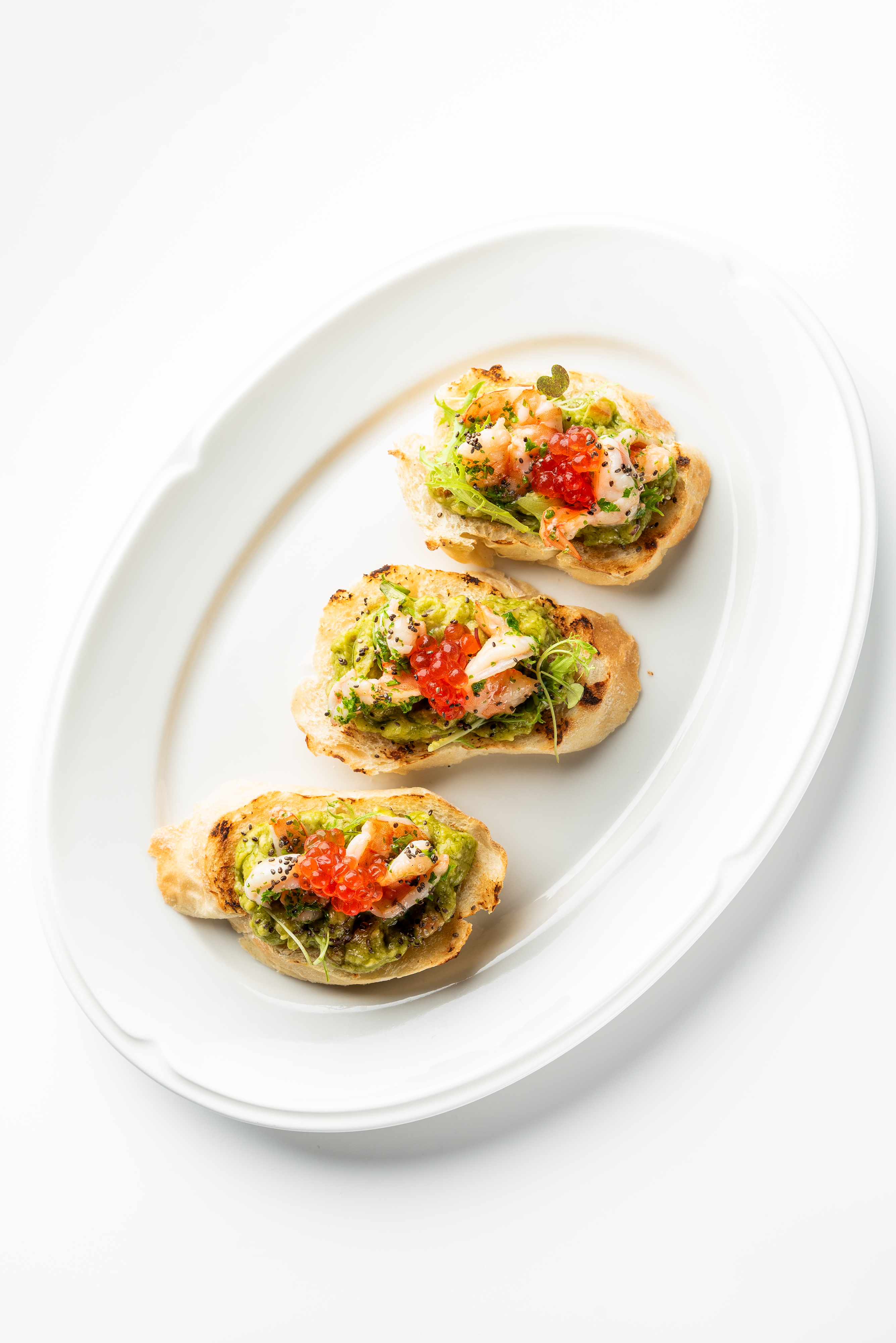 Брускетты с креветками и гуакамоле