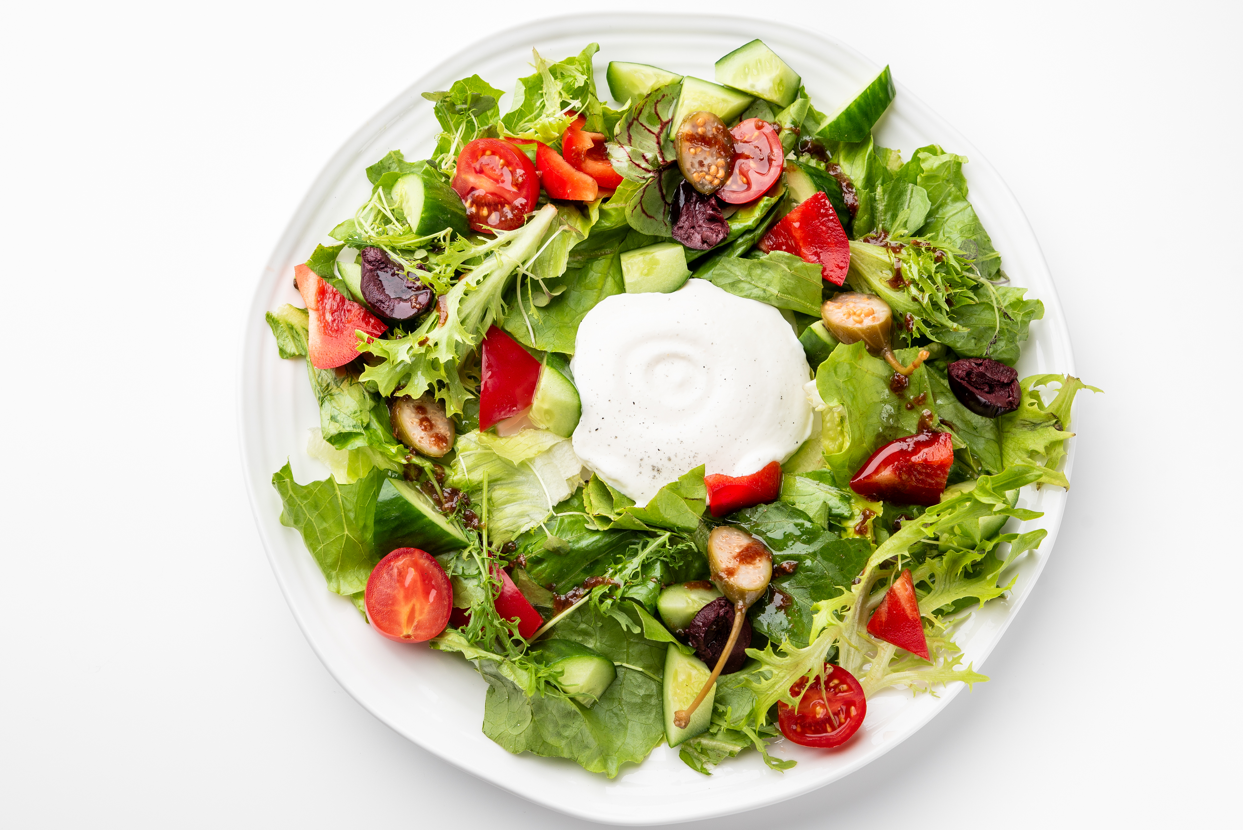 Салат овощной с сырным муссом и каперсами