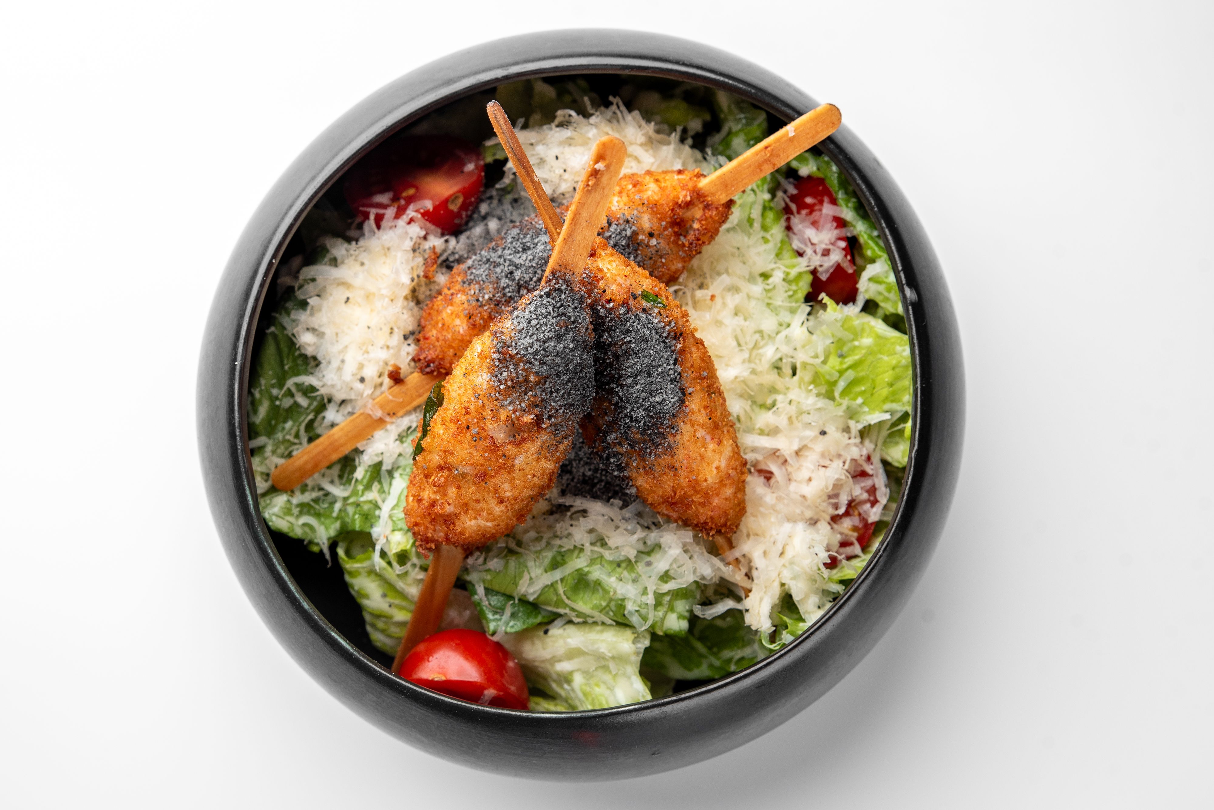 Черный Цезарь с кебабами из морепродуктов