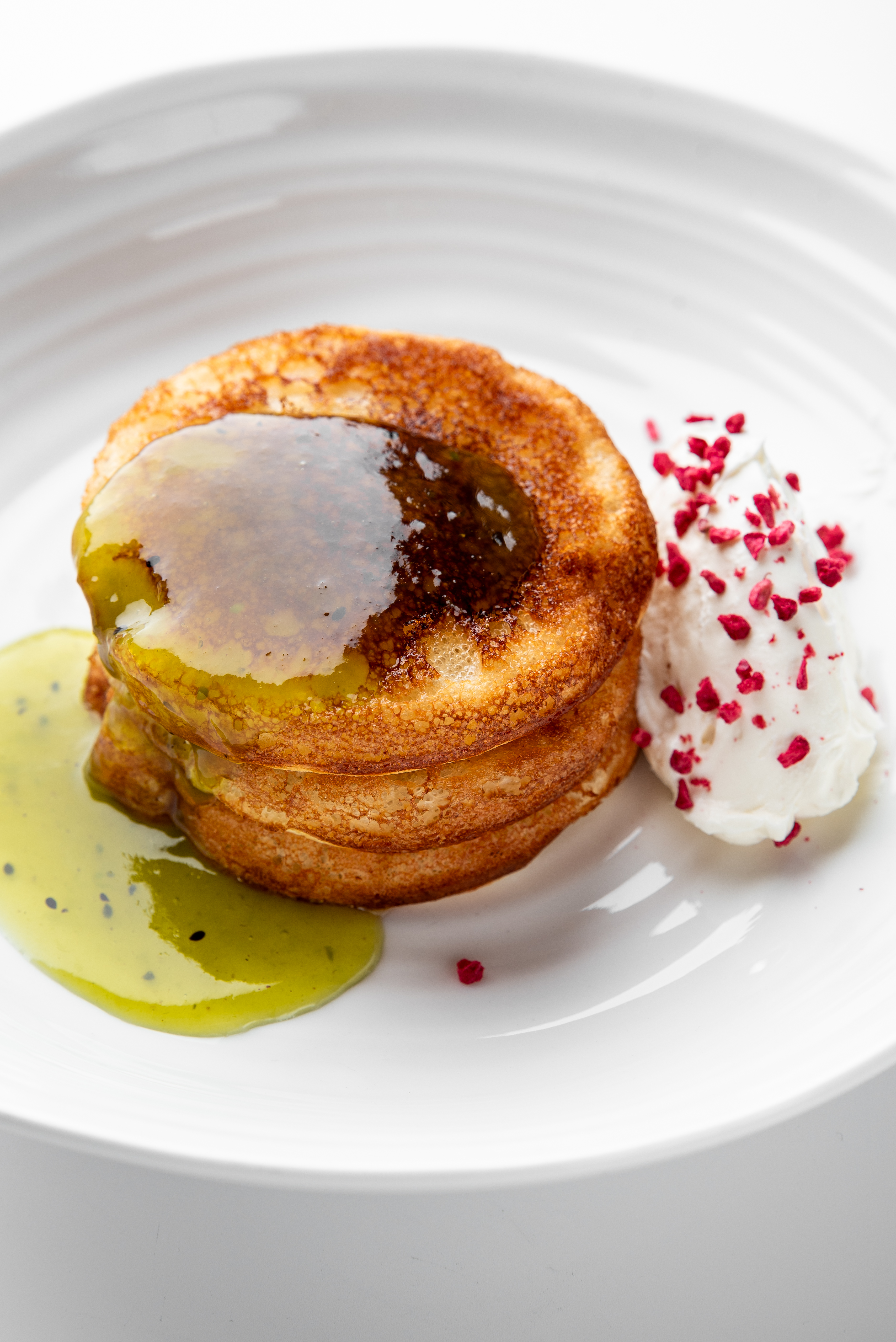 Панкейки со сметаной и пюре из киви