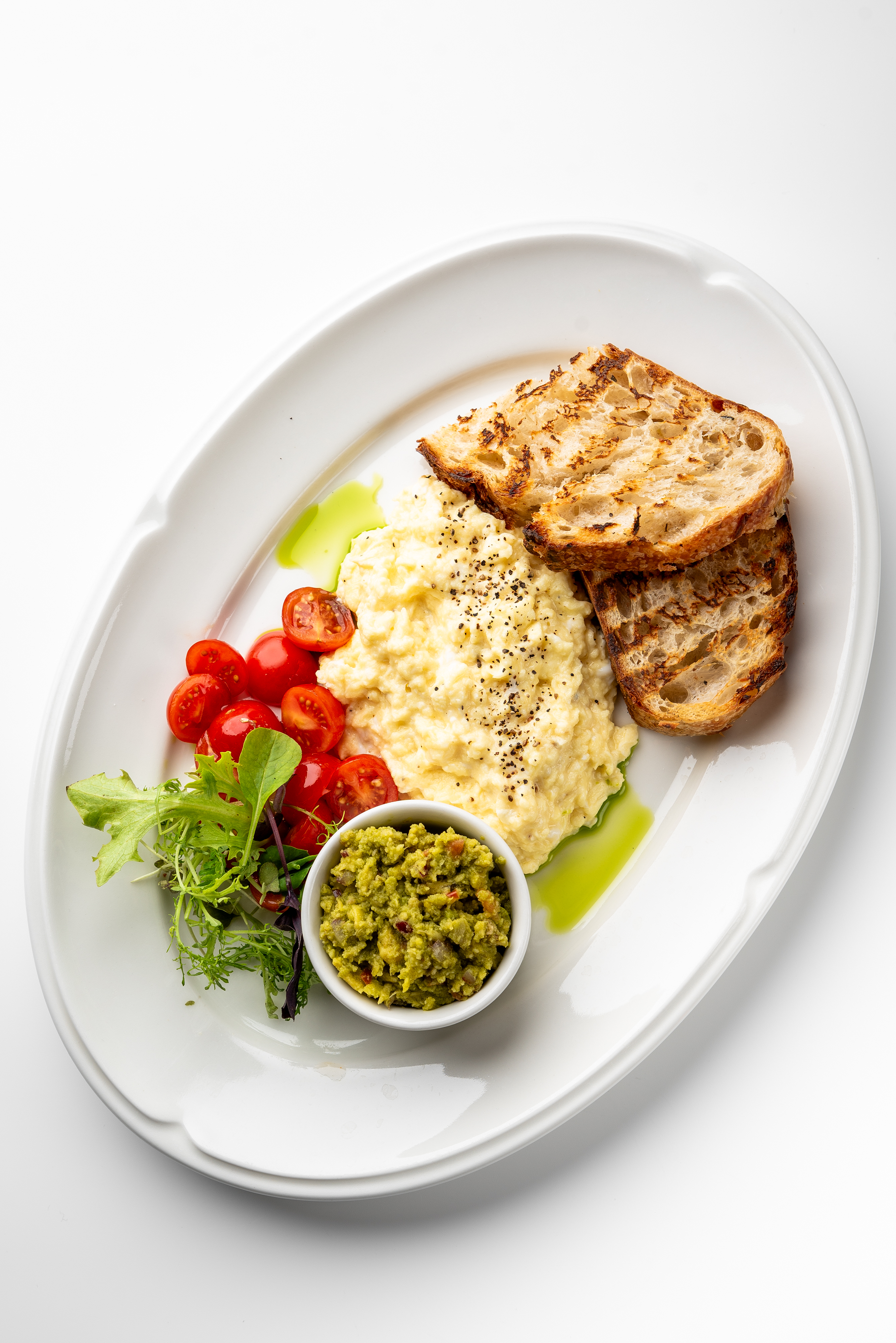 Скрэмбл с гуакамоле и томатами