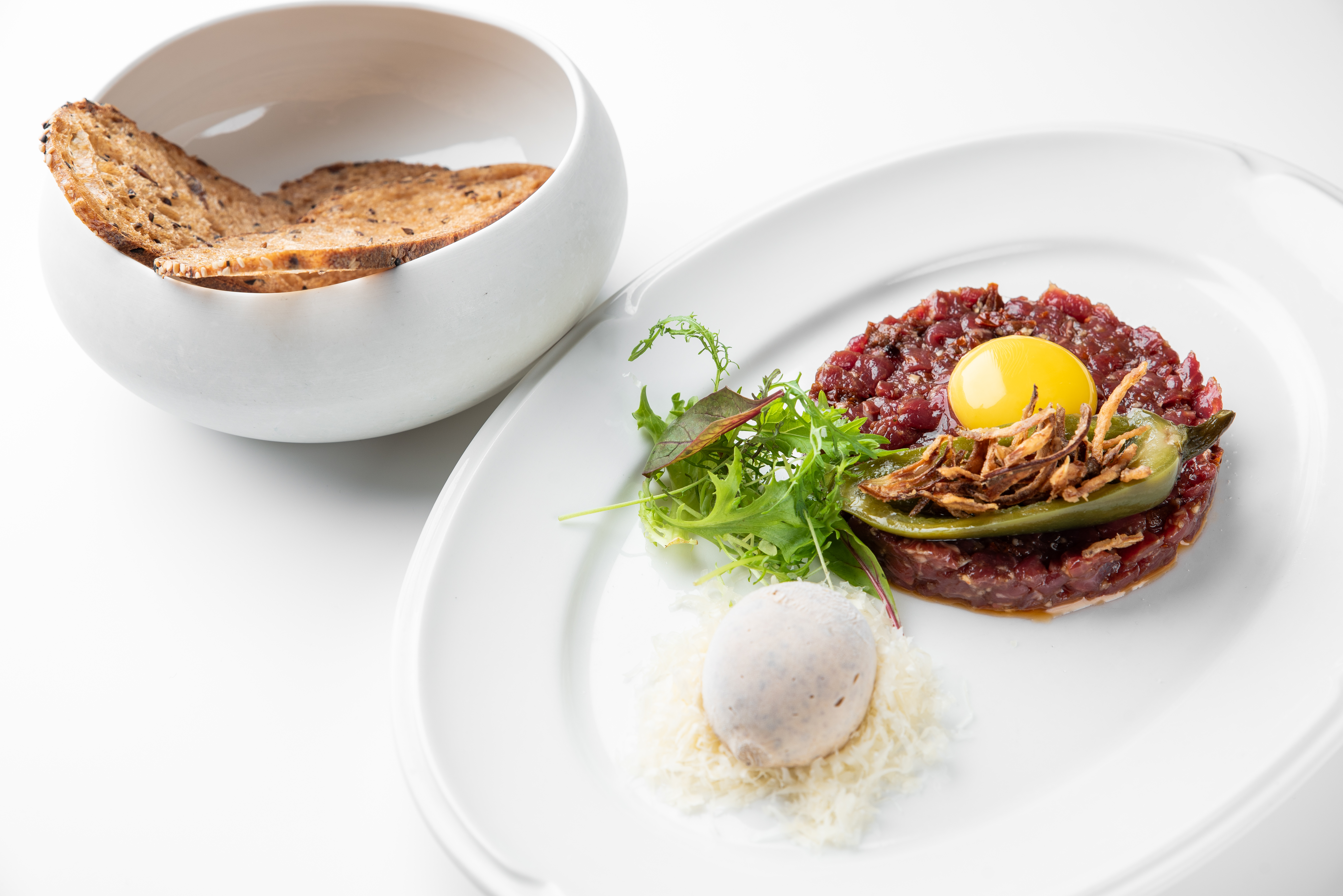 Тартар  из говядины с мороженным из Бородинского хлеба и перцем патрон<br>