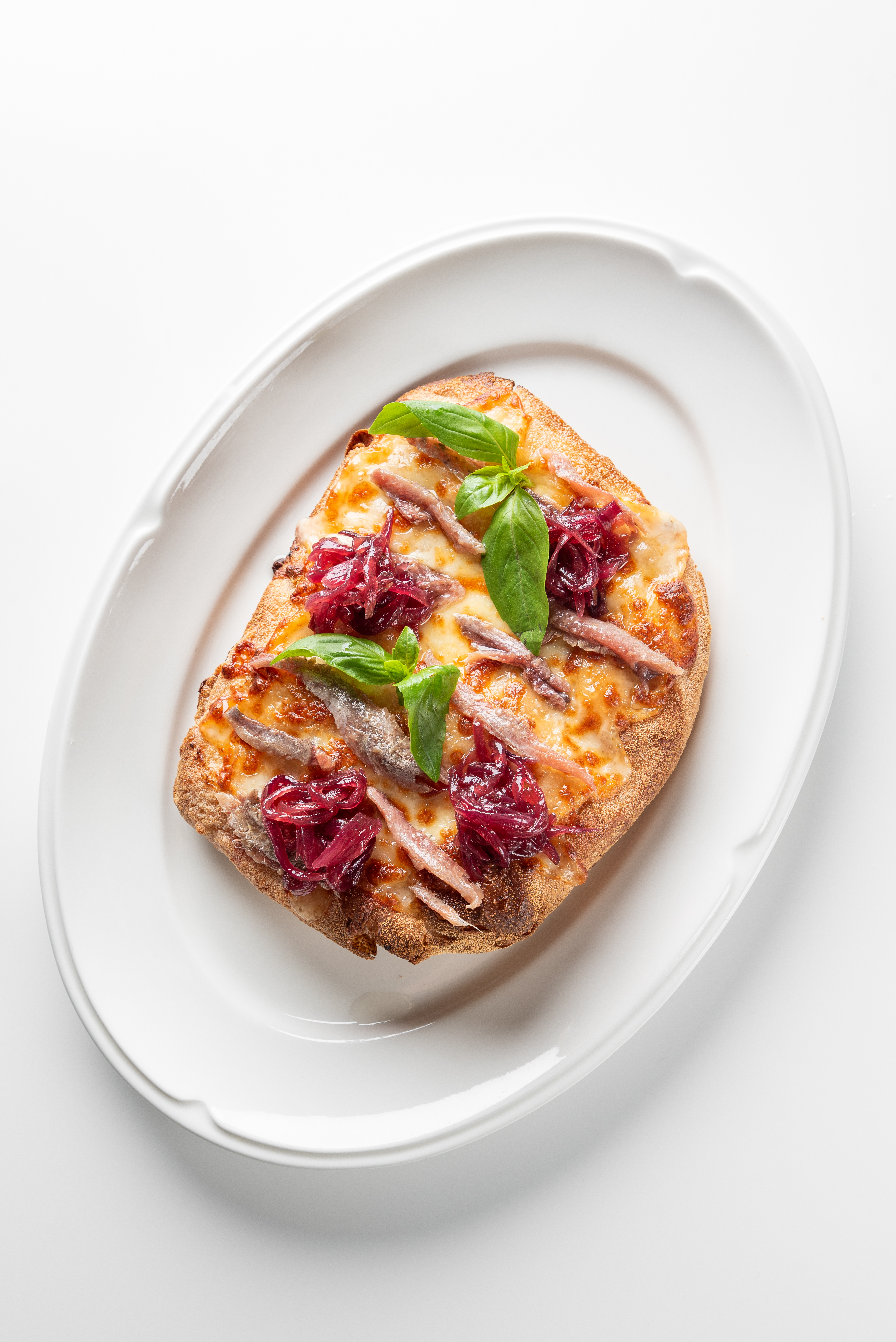 Пинса с филе анчоуса и карамелизированным луком <br>