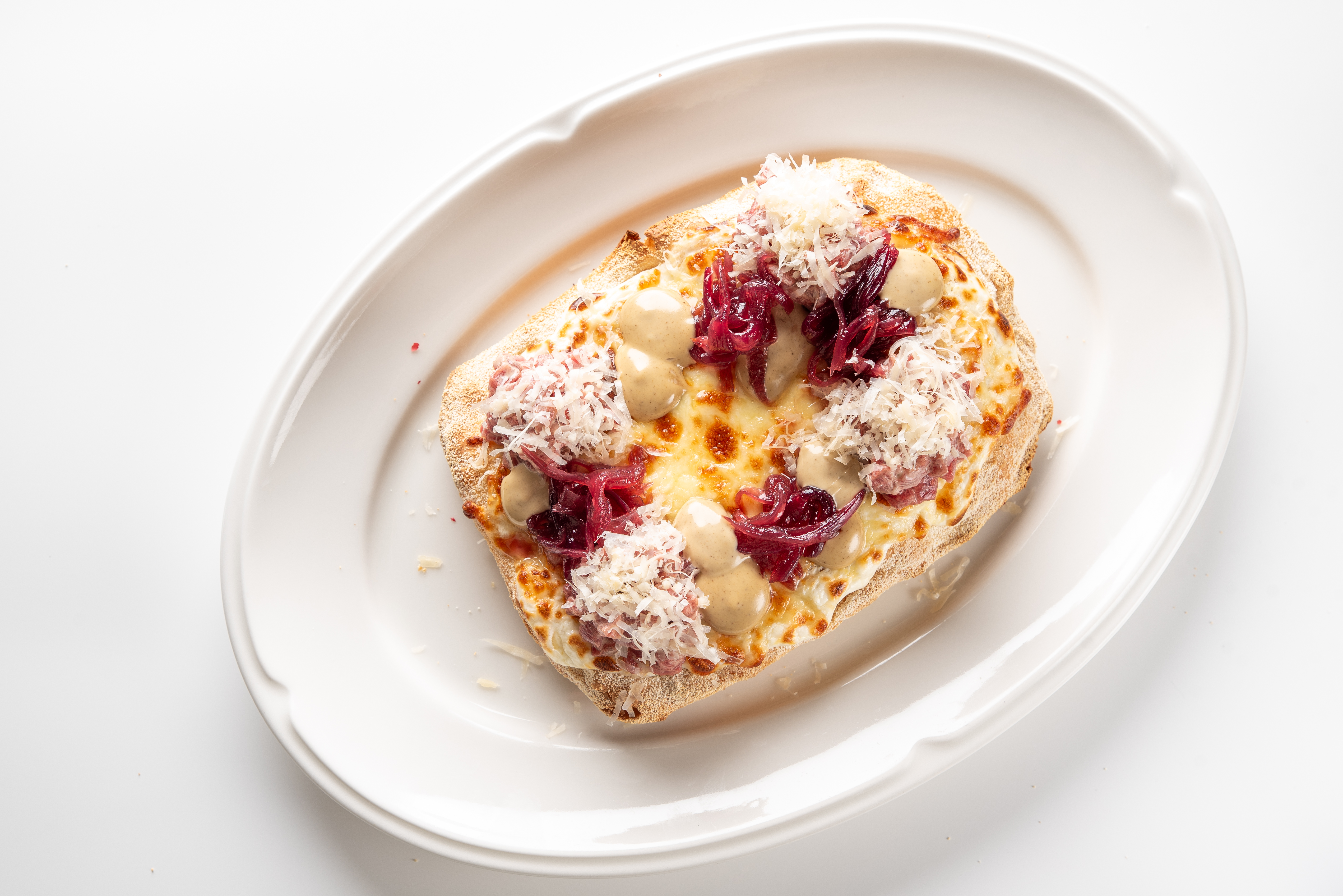 Пинса с тартаром из говядины и трюфельным соусом <br>