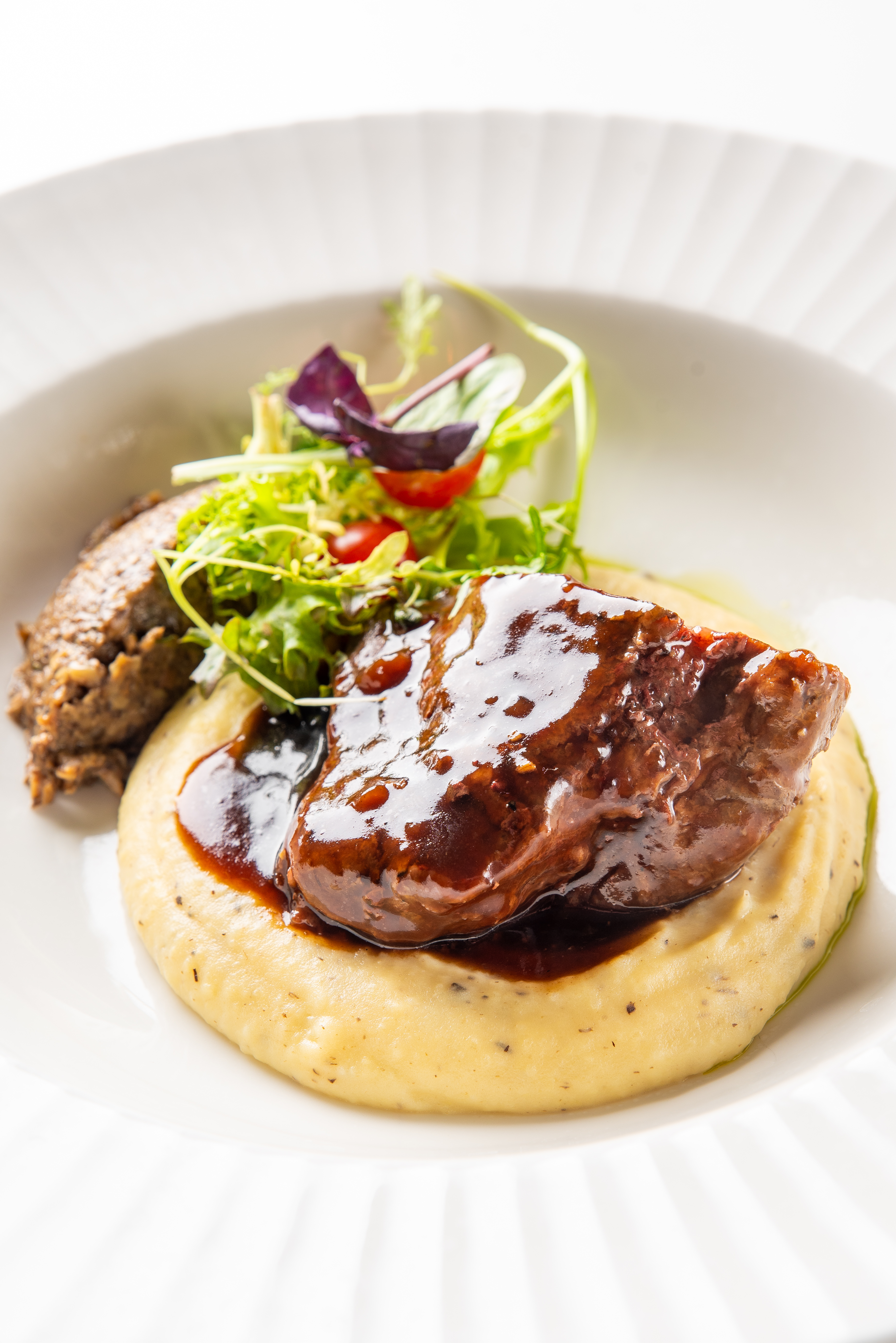 Бразато из телячьих щечек с трюфельным пюре и грибным рагу