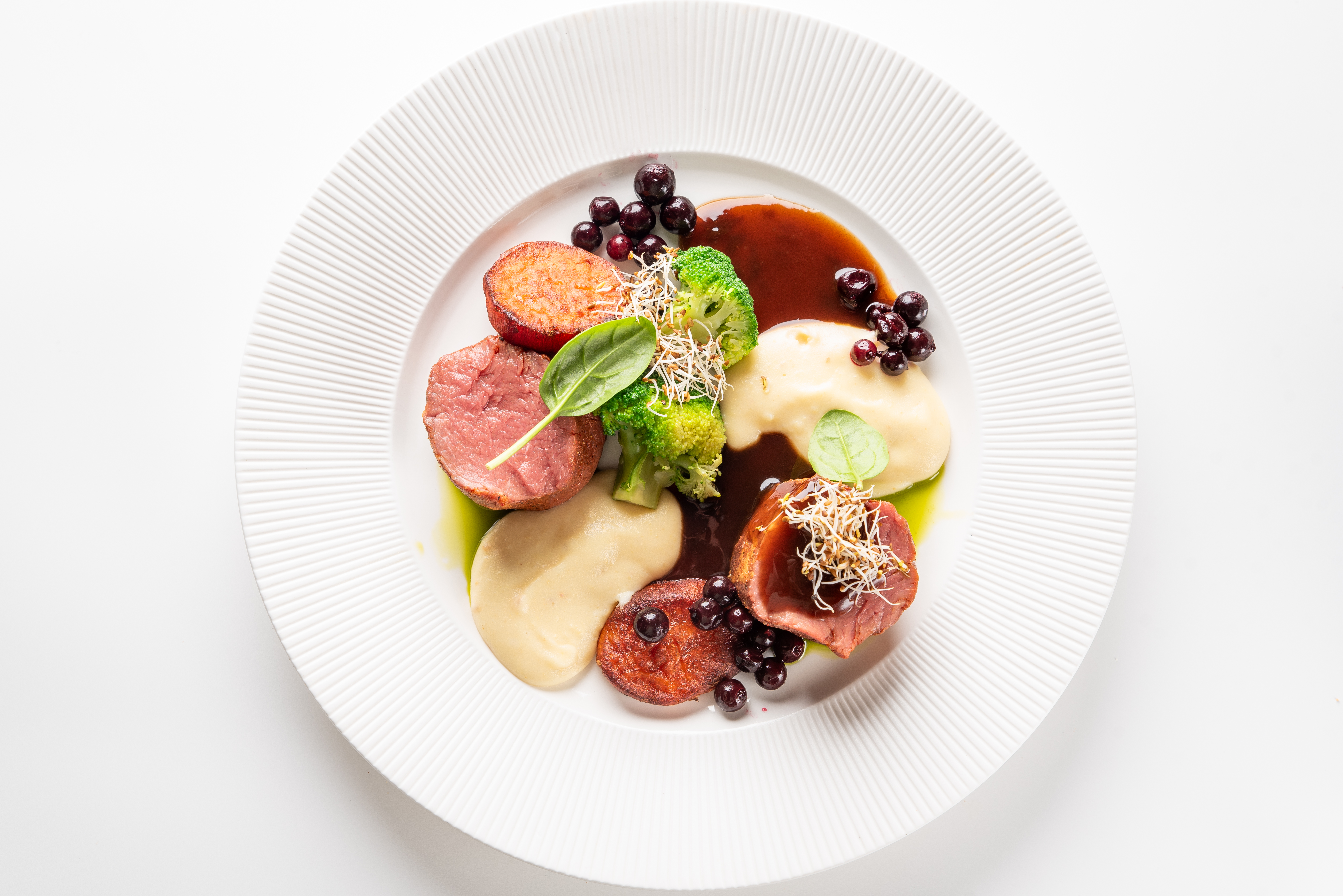 Полендвичка Sous Vide с бататом, пюре из таледжио и смородиной